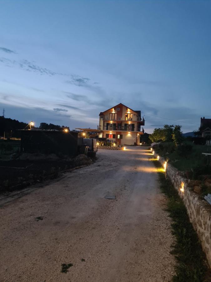 Guest House Slatki Snovi Knin Exterior foto