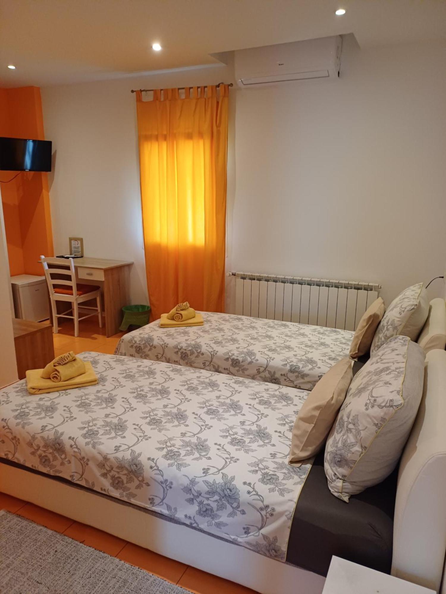 Guest House Slatki Snovi Knin Exterior foto